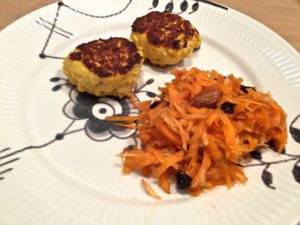 Hjemmelavede fiskefrikadeller med råkost 