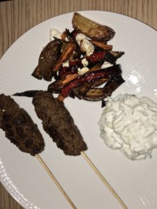 Oksespyd med ovnbagte grøntsager og tzatziki